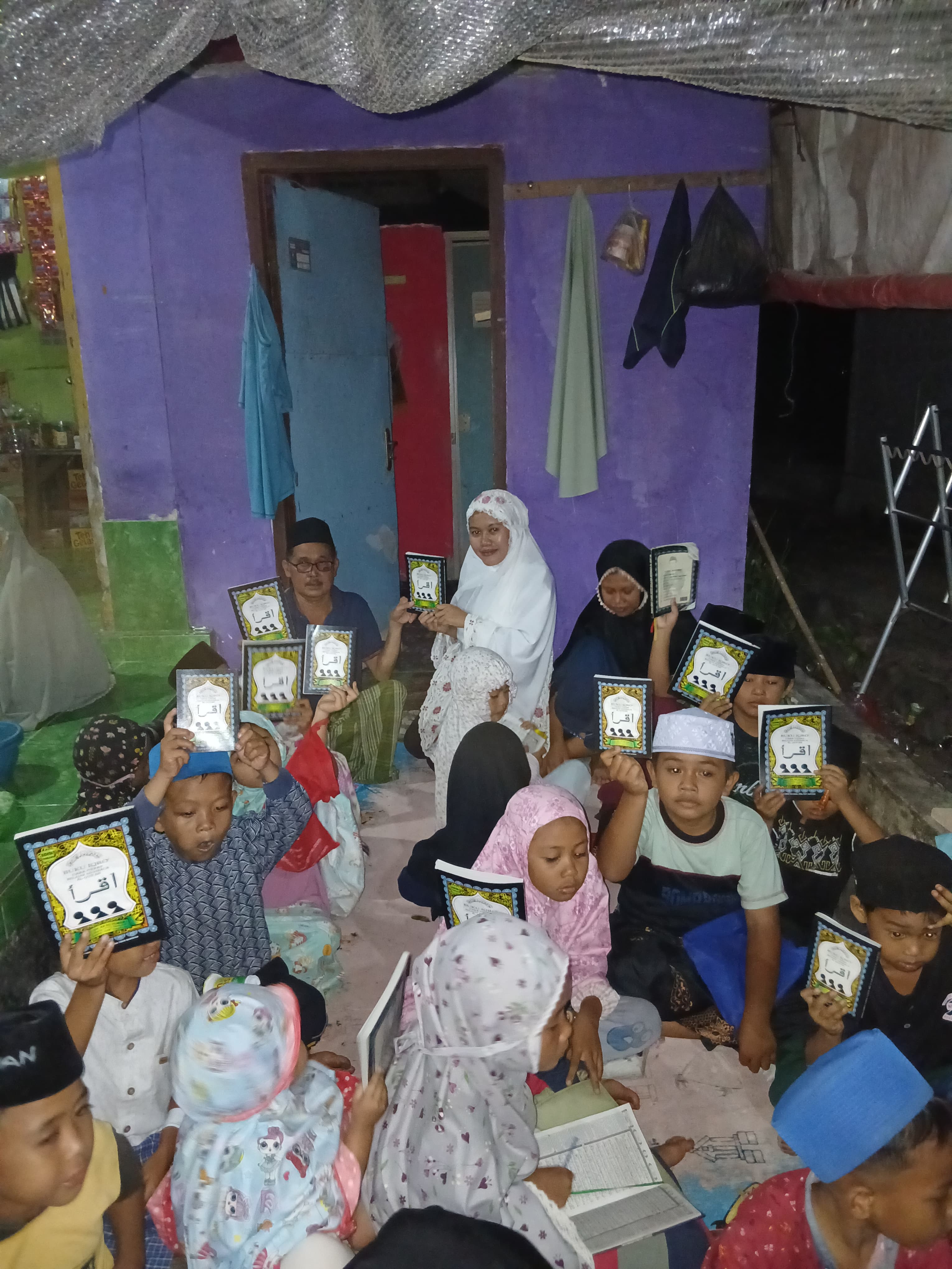 Semangat Hari Santri: Bendahara PD IPNW Lombok Tengah Salurkan Iqra’ ke TPQ